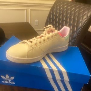 White/ Pink Adidas Great condition!!( STAN SMITH)